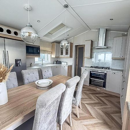 Beautiful Lodge With Full Sea Views At Broadland Sands In Suffolk Ref 20235Bs Hopton on Sea Exteriör bild