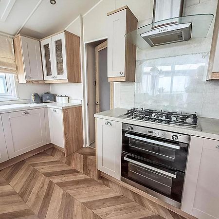 Beautiful Lodge With Full Sea Views At Broadland Sands In Suffolk Ref 20235Bs Hopton on Sea Exteriör bild