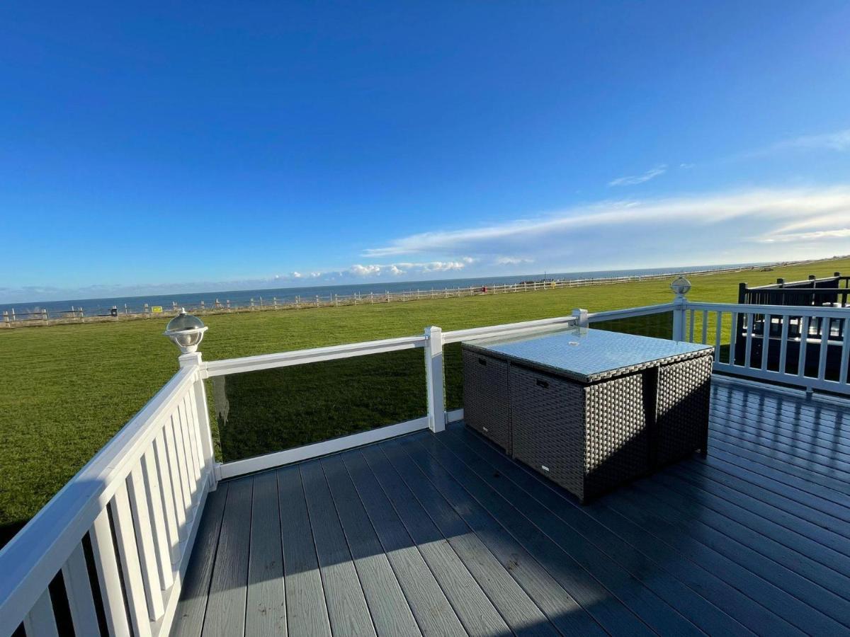 Beautiful Lodge With Full Sea Views At Broadland Sands In Suffolk Ref 20235Bs Hopton on Sea Exteriör bild