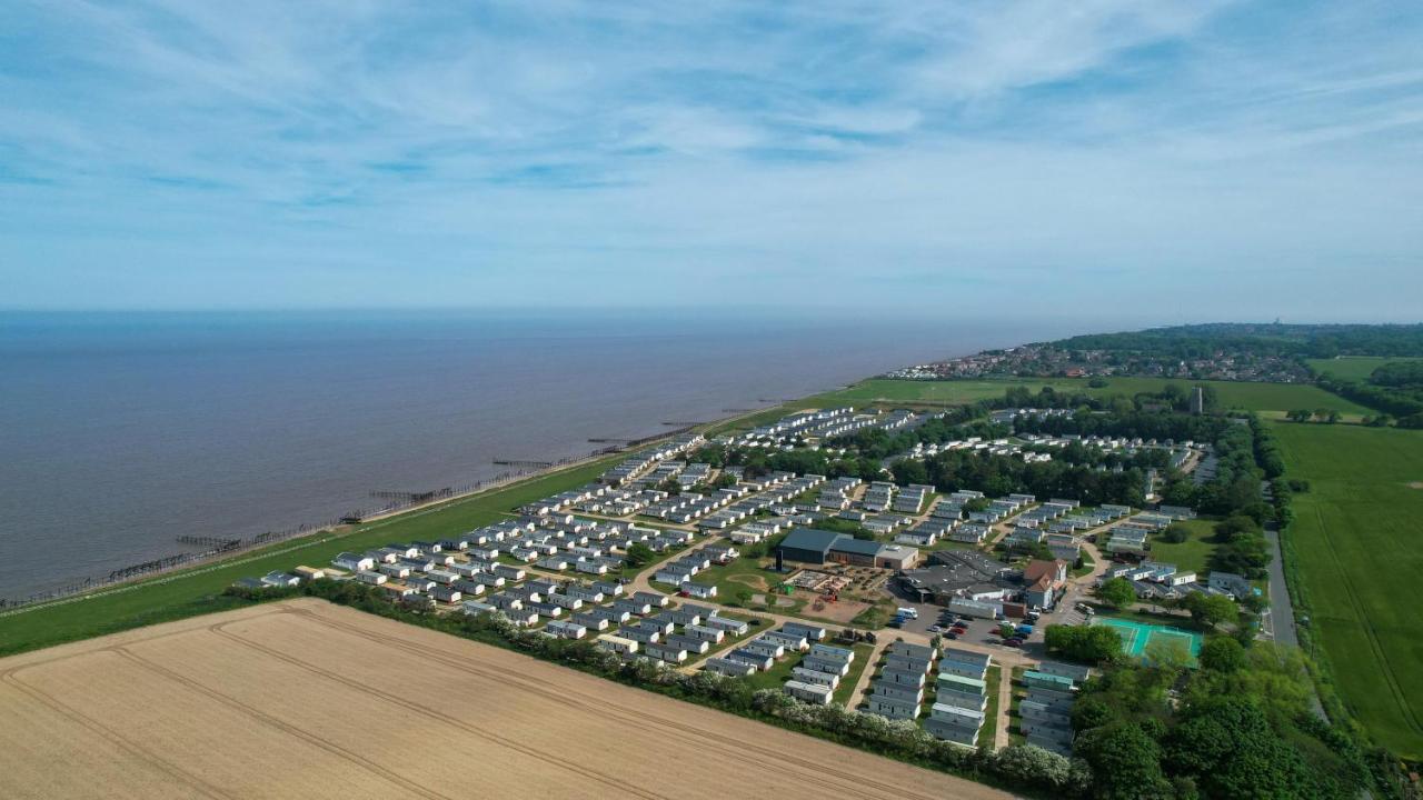 Beautiful Lodge With Full Sea Views At Broadland Sands In Suffolk Ref 20235Bs Hopton on Sea Exteriör bild