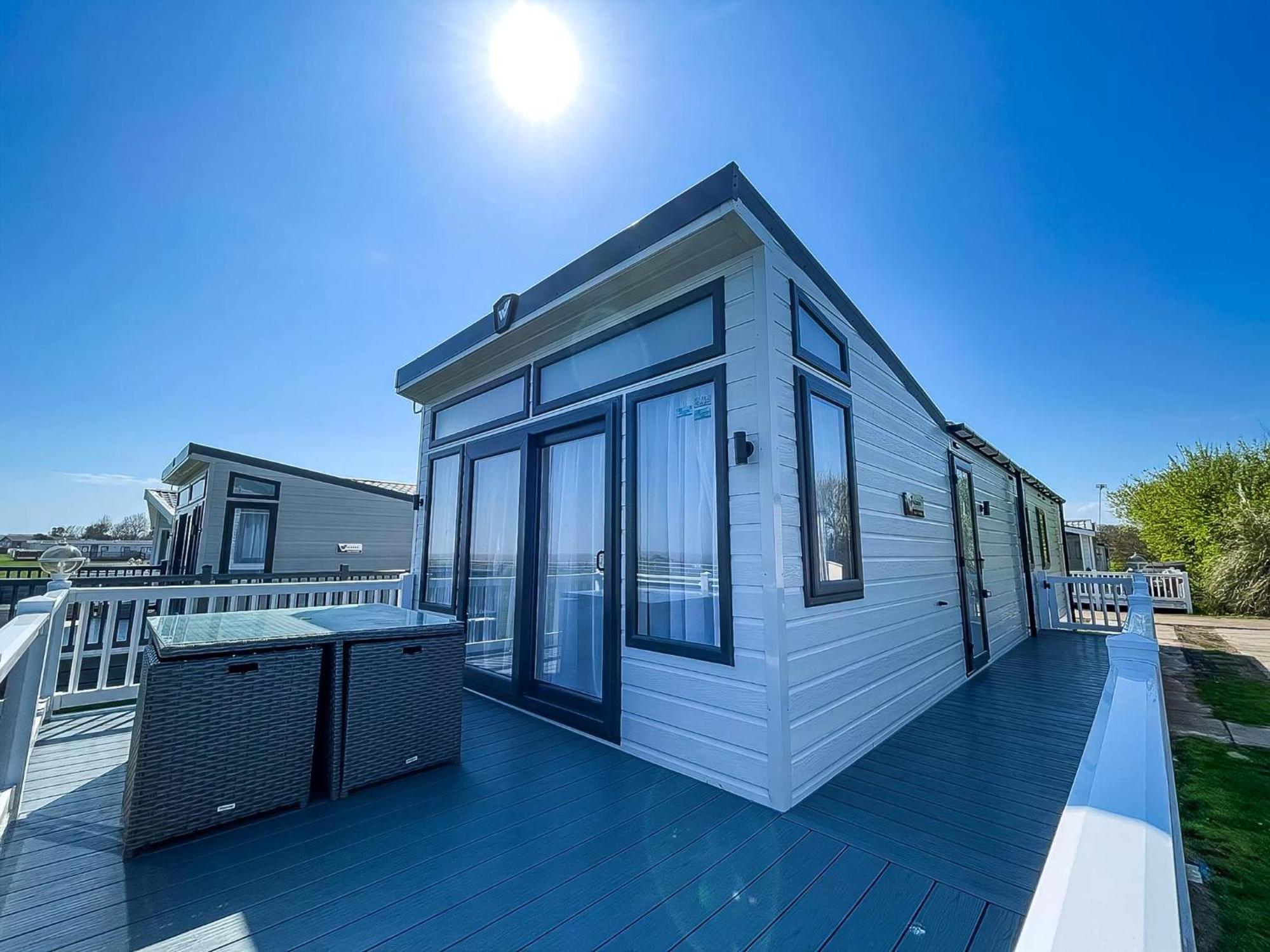 Beautiful Lodge With Full Sea Views At Broadland Sands In Suffolk Ref 20235Bs Hopton on Sea Exteriör bild