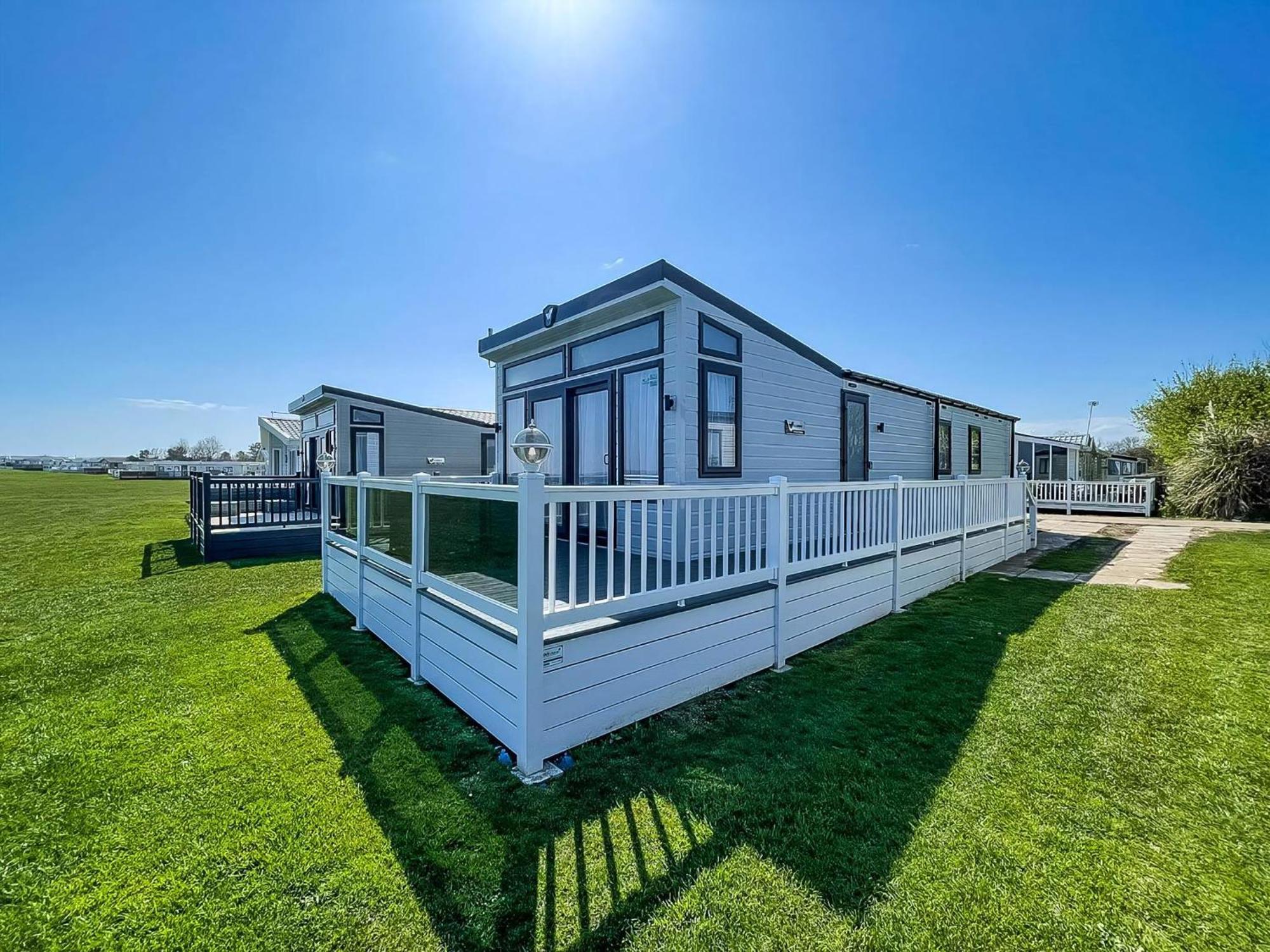 Beautiful Lodge With Full Sea Views At Broadland Sands In Suffolk Ref 20235Bs Hopton on Sea Exteriör bild