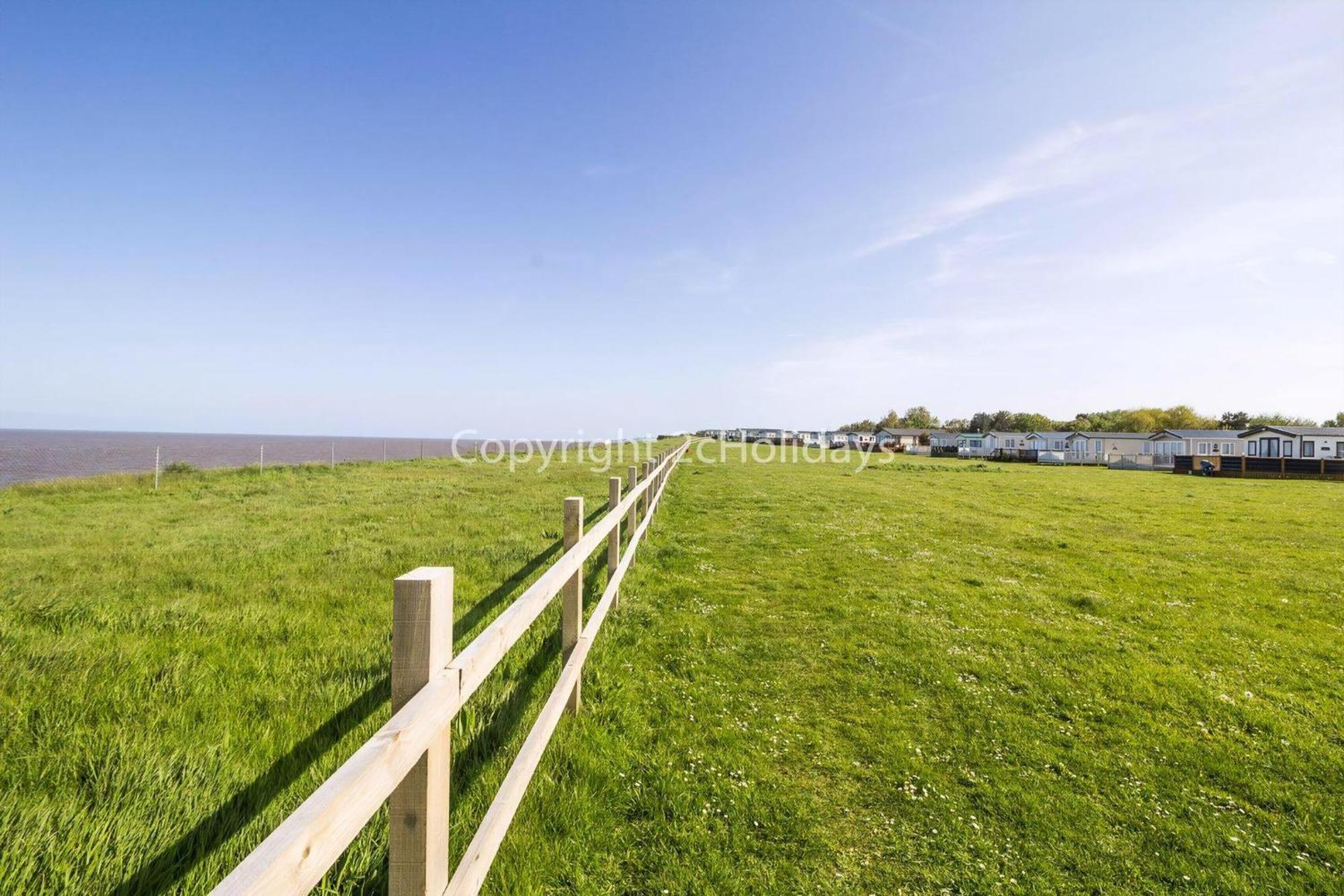 Beautiful Lodge With Full Sea Views At Broadland Sands In Suffolk Ref 20235Bs Hopton on Sea Exteriör bild