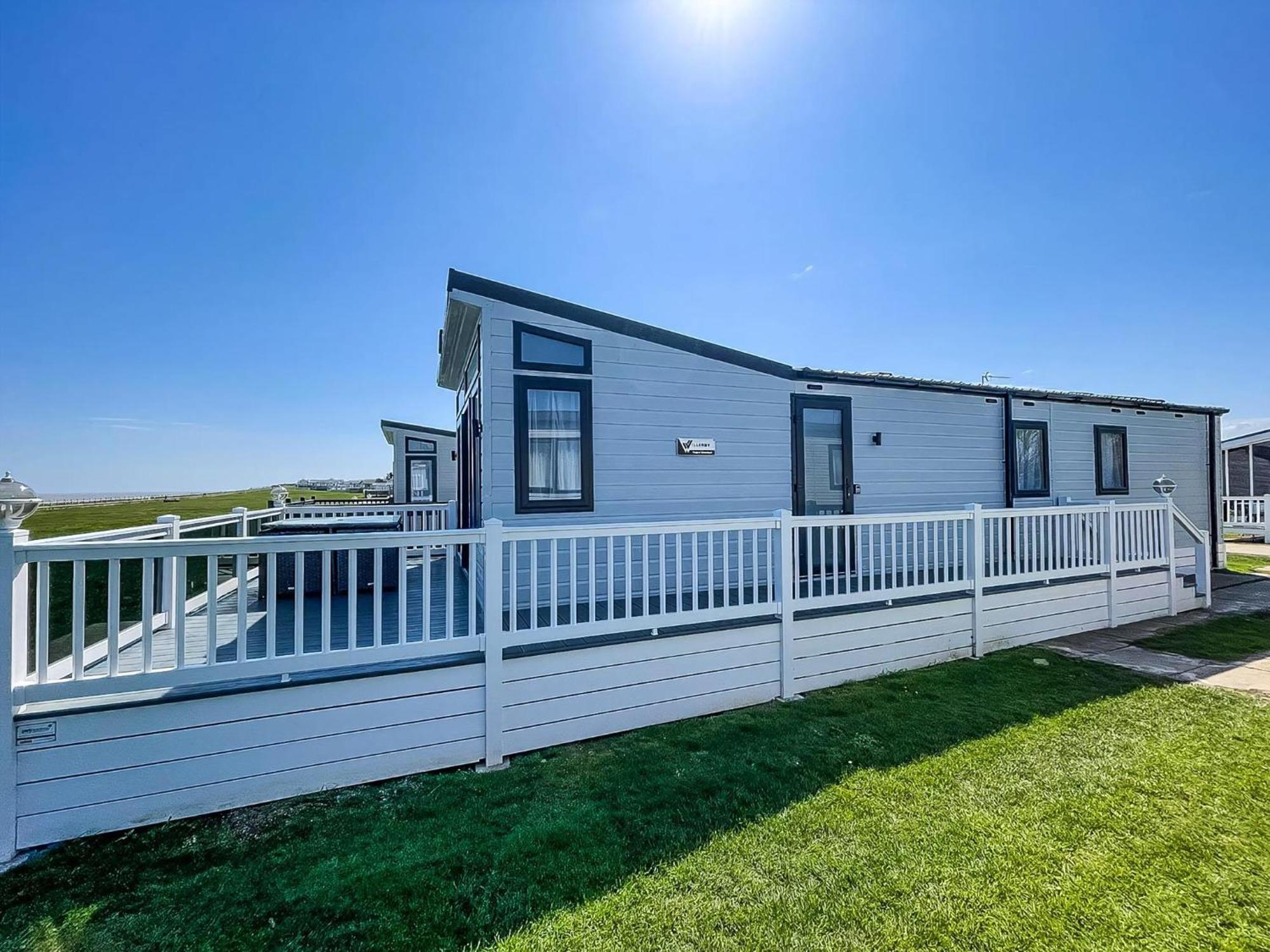 Beautiful Lodge With Full Sea Views At Broadland Sands In Suffolk Ref 20235Bs Hopton on Sea Exteriör bild