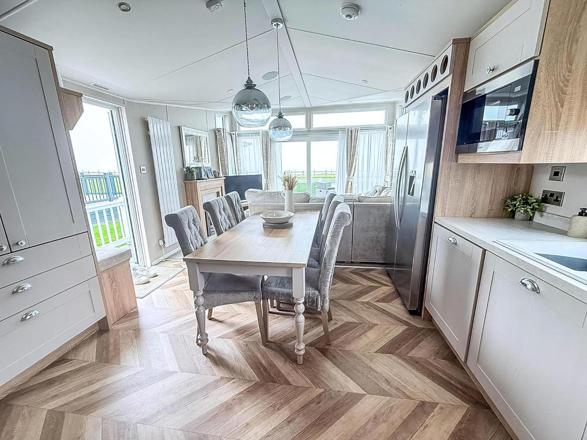 Beautiful Lodge With Full Sea Views At Broadland Sands In Suffolk Ref 20235Bs Hopton on Sea Exteriör bild