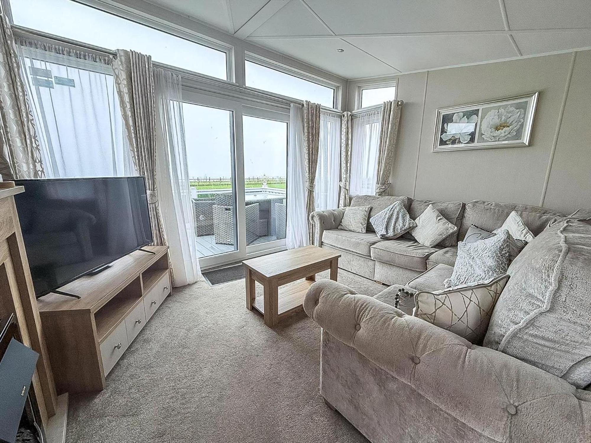 Beautiful Lodge With Full Sea Views At Broadland Sands In Suffolk Ref 20235Bs Hopton on Sea Exteriör bild