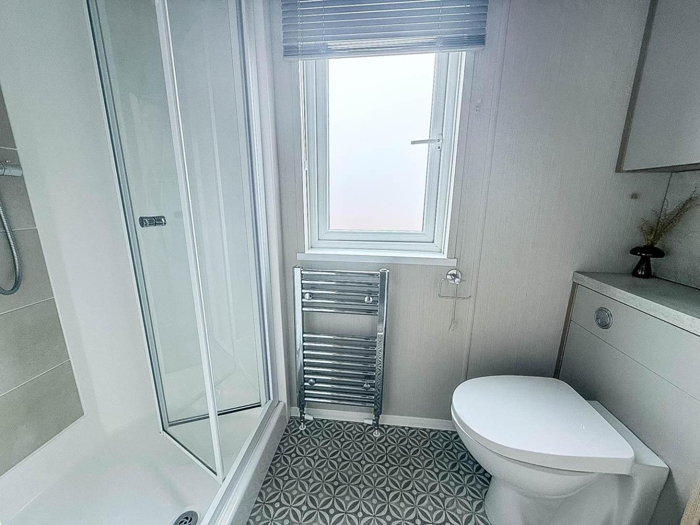 Beautiful Lodge With Full Sea Views At Broadland Sands In Suffolk Ref 20235Bs Hopton on Sea Exteriör bild