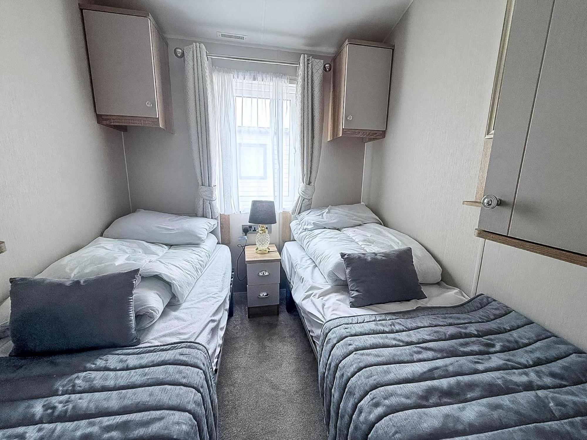 Beautiful Lodge With Full Sea Views At Broadland Sands In Suffolk Ref 20235Bs Hopton on Sea Exteriör bild