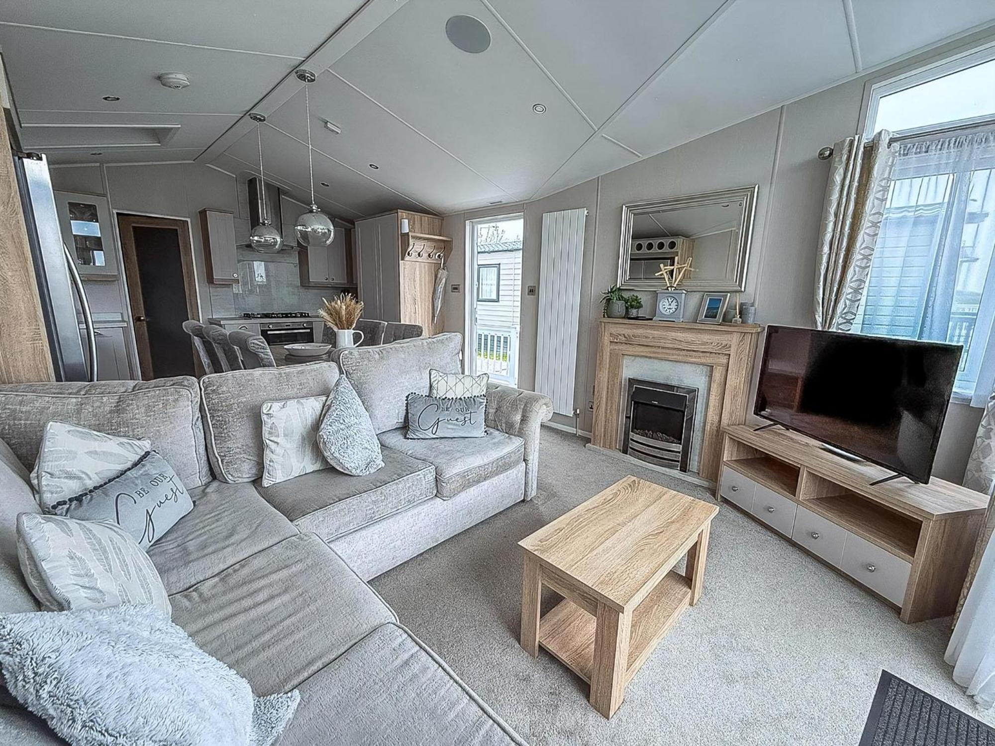 Beautiful Lodge With Full Sea Views At Broadland Sands In Suffolk Ref 20235Bs Hopton on Sea Exteriör bild